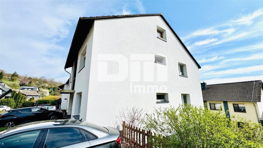 Hochwertiges Drei- bis Vierfamilienhaus in erhobener Ortsrandlage mit Panoramablick - Seitenansicht